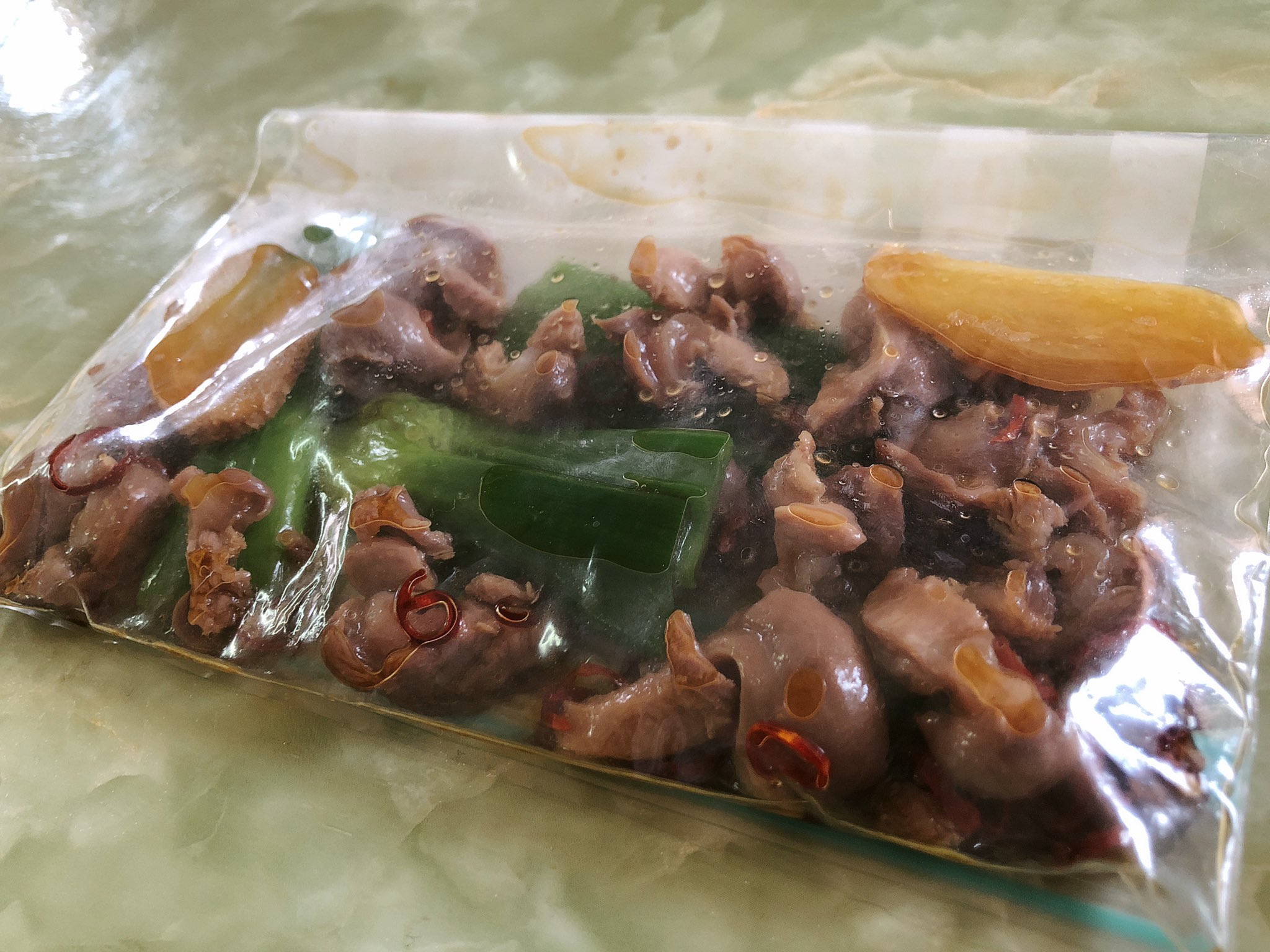 魔女っこれい 取り除いた砂肝 の銀皮は 葱の青いところ 生姜 白ワイン 水で白くなるまで茹でてから湯切り 醤油ポン酢 胡麻油 唐辛子の輪切りと一緒にジップロックに入れて冷蔵庫で冷やす 夜のお楽しみだ T Co Z5xikanh59 Twitter