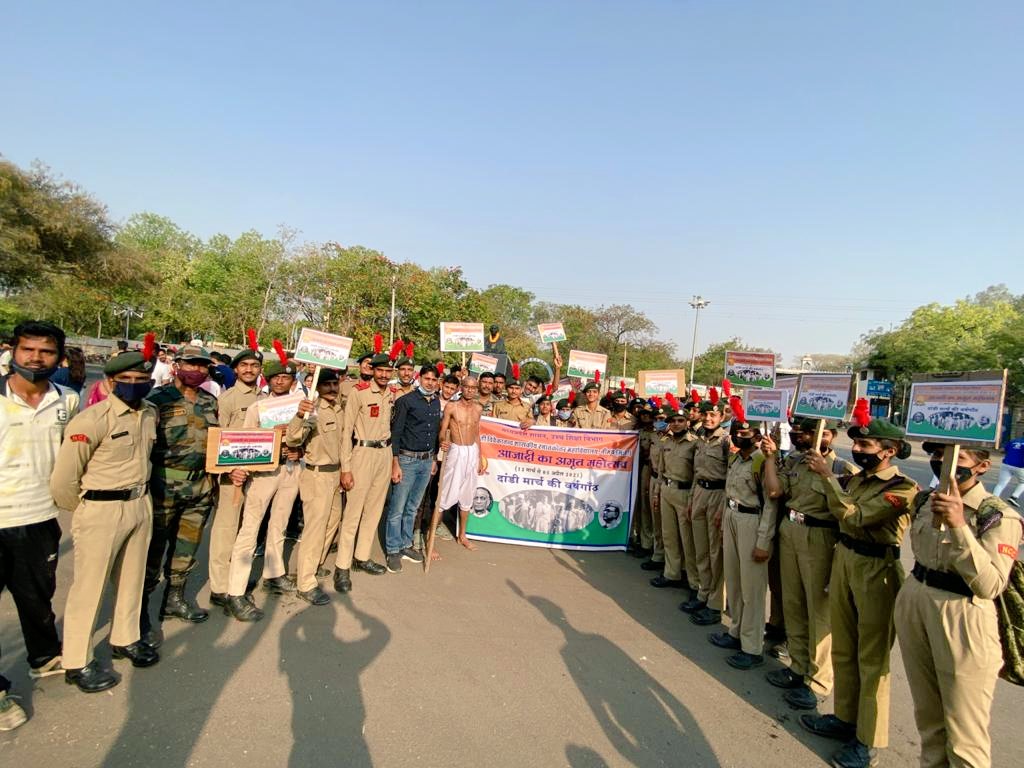 5Neemuch's tweet photo. स्वतंत्रता की 75 विं वर्षगाँठ आज़ादी के अमृत महोत्सव के तहत 
16 मार्च को प्रातः 8:00 बजे 
गाँधी वाटिका नीमच से प्रारम्भ होकर सरदार पटेल चौराहा CRPF नीमच तक 
पी॰जी॰कॉलेज नीमच और गर्ल्स कॉलेज नीमच एन॰सी॰सी॰द्वारा साइकिल रैली  निकाली गयी । https://t.co/ClcaltLd4J