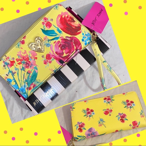 MaisonMikeva's tweet photo. So good I had to share! Check out all the items I'm loving on @Poshmarkapp #poshmark #fashion #style #shopmycloset #coach #betseyjohnson #morphe: https://t.co/Xplsyl3eNS https://t.co/FnK7JrVJL7