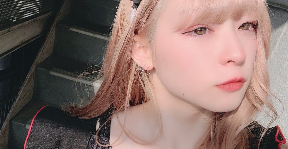 Sakunpo's tweet photo. まぶしくて半目女 https://t.co/R5u4UHGwUB