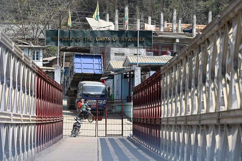More than 400 police and firefighters have fled to India.
 Hundreds of people are coming into  India, Mizoram state which is connected to Myanmar.
NEWS SUPPRESSION
#bbcburmese
#WhatsHappeningInMyanmar
#Mar16Coup