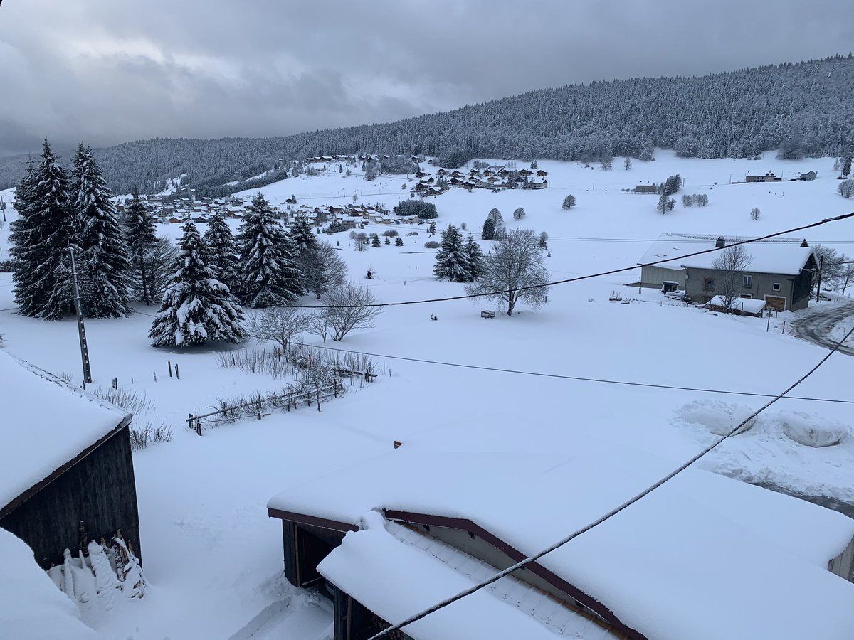 ShuzaLePadawan's tweet photo. Bonjour la #TeamOM
Bonjour ma TL! Bon café à la #TeamPalo de @Ch__Palo ☕️ ! #WinterIsNotOverYet #Jura
En attendant le printemps...c’est pas si mal comme vue au réveil. #Teletravail depuis près d’un an. Vivement samedi pour #OGCNOM qu’on se réchauffe! Bonne journée et #AllezOM https://t.co/wneWrbht41
