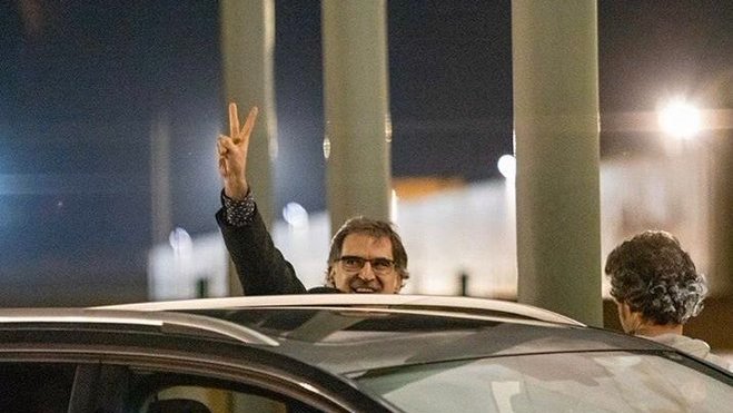 jcuixart's tweet photo. 3 anys i 5 mesos de presó; ni renúncies, ni penediment. Resistir vol dir vèncer. Un petó ple d'agraïment per fer el camí junts. Sempre endavant i Visca els Països Catalans! #HoTornaremAFer #AmnistiaAra https://t.co/hkdWufi1F1