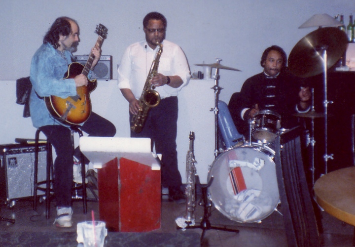 copperpot5's tweet photo. [1990] - Carter Beauford &amp; LeRoi Moore jamming as "Blue Indigo" at Tokyo Rose - Charlottesville, VA.

(Also in photos: Sal Soghoian &amp; George Melvin) https://t.co/CDdDB5QFaG