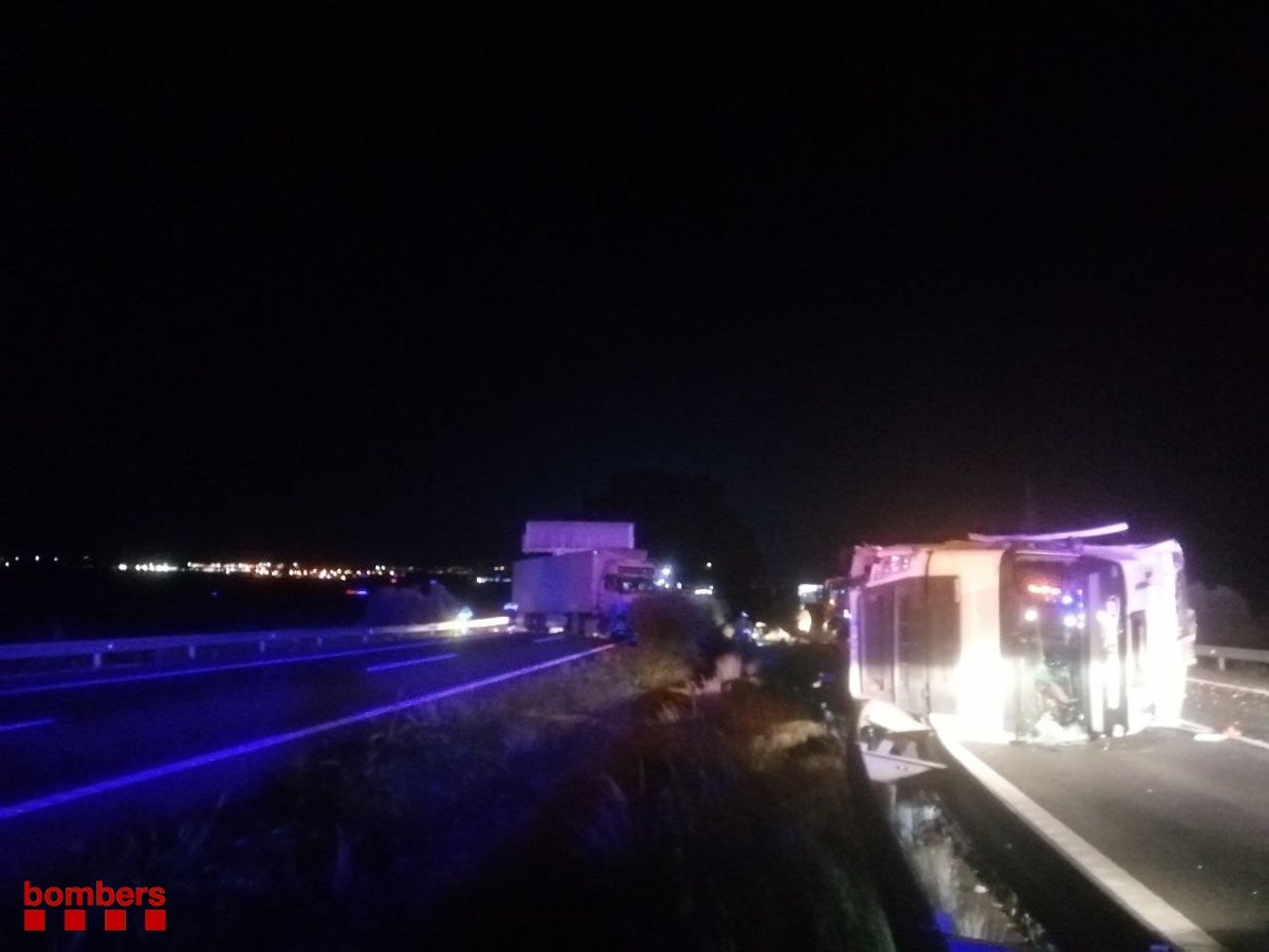 bomberscat's tweet photo. Accident de @transit, aquesta matinada, al km 320 de l'AP-7 a l'Aldea, amb dos camions implicats que afectaven els dos sentits de l'autopista. Els dos conductors han resultat ferits, un dels quals estava atrapat i #bomberscat l'hem excarcerat. https://t.co/6AemsTI6H7