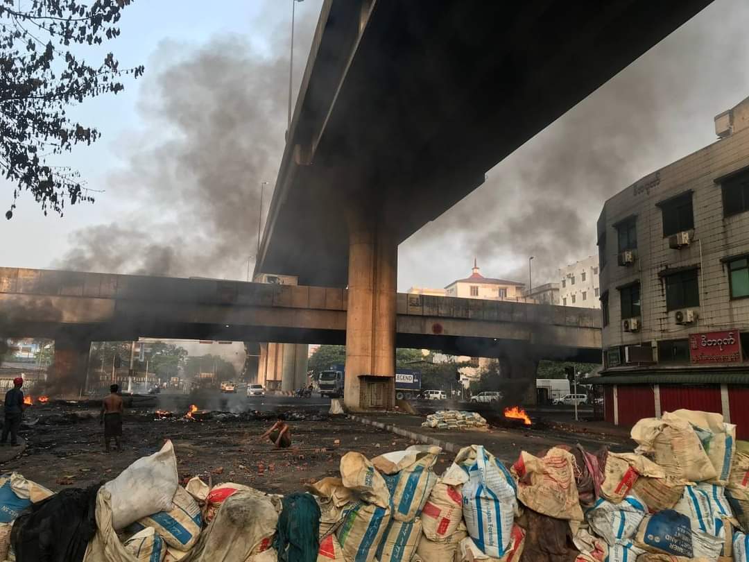Springrevo_2021's tweet photo. This morning(7:00a.m) condition at BaYintNaung , HlaingTharYar Tsp, Yangon.

Yangon is no different from battlefield now 💔

NEWS SUPPRESSION

#WhatsHappeningInMyanmar 
#Mar16Coup
©®pic https://t.co/SbRYozOlFa