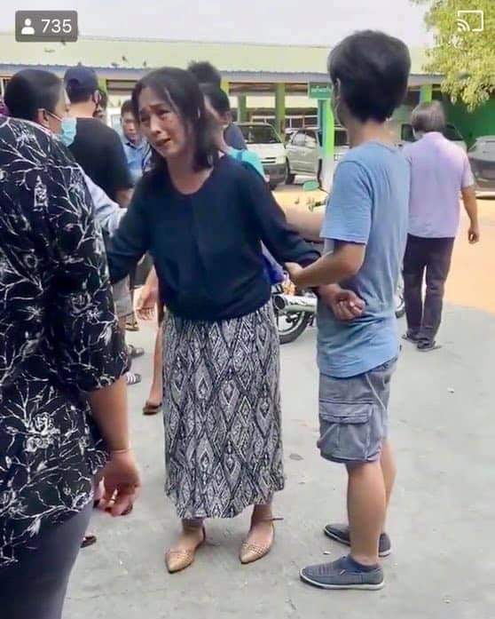 Berry_Yang7's tweet photo. This is the mother of 17 years old medical student Khant Nyar Hein.
Her son was shot dead by junta police in Tamwe, Yangon yesterday before they dragged his body away.
NEWS SUPPRESSION
#WhatsHappeningInMyanmar 
#Mar16Coup https://t.co/FOzJ6xSPeY