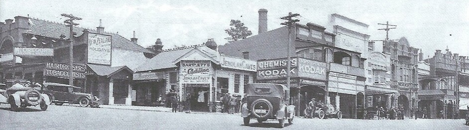 AskrozBM's tweet photo. HISTORIC SNAPSHOT ~ The corner of Katoomba Street and what is now Main Street, Katoomba in the 1920's. WOW it looks so good 🙂

Source: National Gallery

✒️ SUBSCRIBE to Ask Roz Blue Mountains
https://t.co/9z0ku2U5Me click on "subscribe"

#CarringtonHotel https://t.co/b6FVnDF7R0