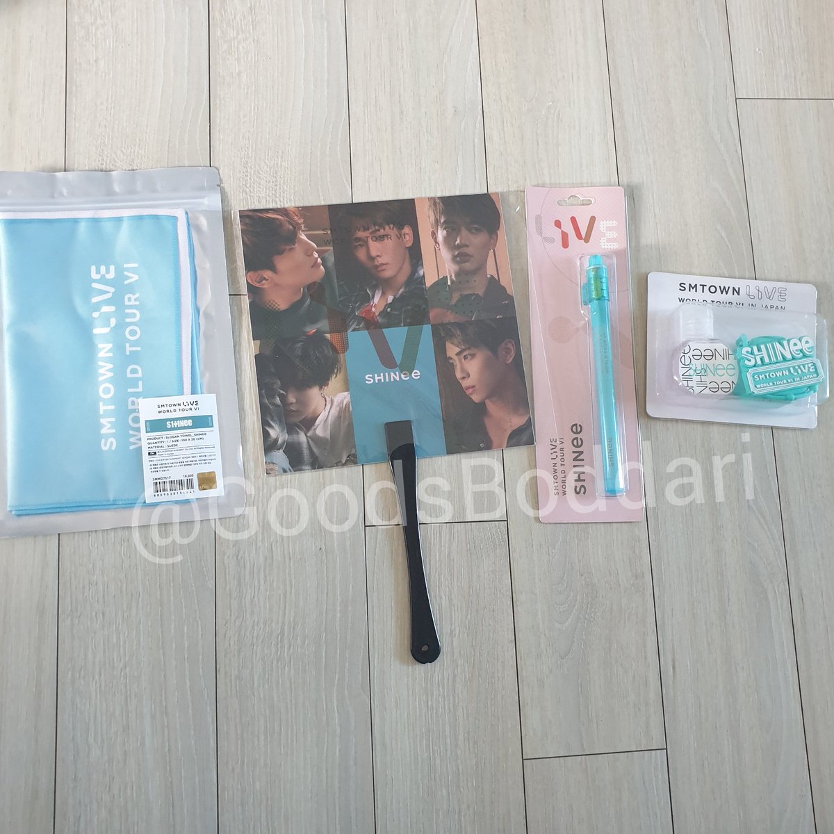 GoodsBoddari's tweet photo. SMTOWN LIVE WORLD TOUR VI
샤이니 슬로건 타월 18000원
샤이니 부채 5000원
샤이니 팬라이트 9000원
SMTOWN LIVE WORLD TOUR VI in JAPAN 핸드젤 (900엔) 9000원
총41000원을 에누리해서 
일괄양도 운포 4만원에 양도 판매 
#샤이니굿즈 #샤이니부채 #샤이니팬라이트 #샤이니슬로건
#샤이니 #SHINee https://t.co/VplWZDXSUD
