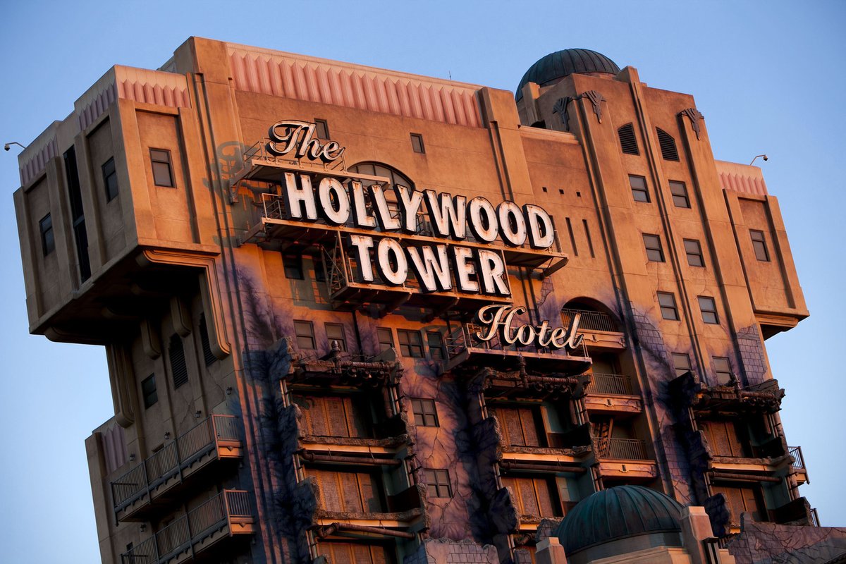 DisneyphileLIVE's tweet photo. L'année 2008 marque l'arrivée de La Tour de la Terreur - Un Saut dans la Quatrième Dimension, qui refaçonne totalement le visage du Parc et le redynamise. Elle est accompagnée d’un petit Hollywood Bvd et de façades Art Déco et Déco Pueblo dans le pur style californien. #WDS19 https://t.co/TnhQQHmiOM