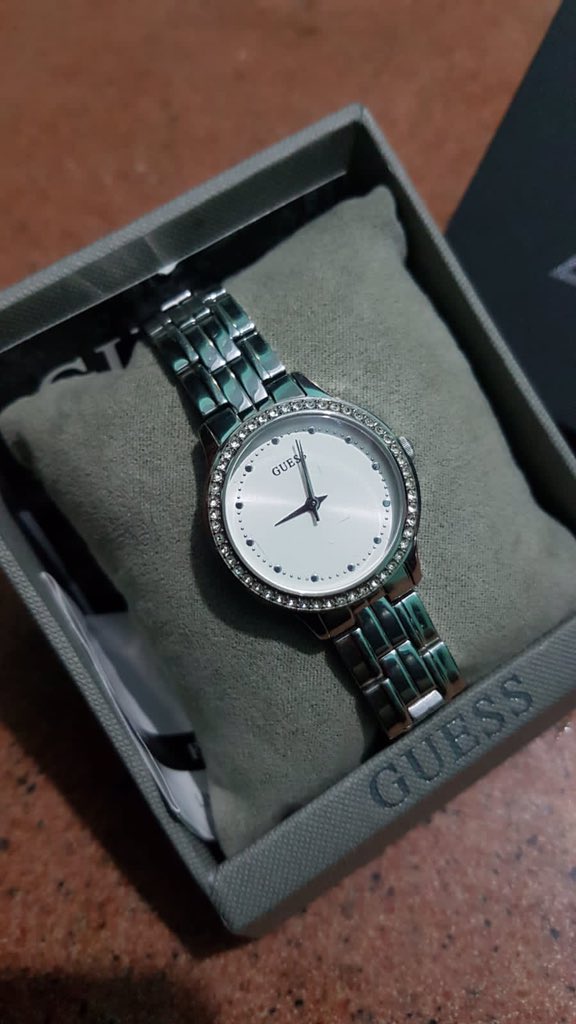 nurulsofieee's tweet photo. Jual Jam Tangan GUESS (pemakaian pribadi) 
ORIGINAL STORE 1000%

COD area Tangerang/Tangsel. 
BU CEPAT. 

Take it all 2.299.000 (negotiable) 

Hubungi WA/Chat
Serius only. https://t.co/JfAni74q19
