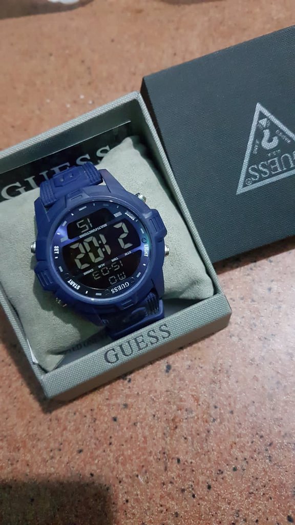 nurulsofieee's tweet photo. Jual Jam Tangan GUESS (pemakaian pribadi) 
ORIGINAL STORE 1000%

COD area Tangerang/Tangsel. 
BU CEPAT. 

Take it all 2.299.000 (negotiable) 

Hubungi WA/Chat
Serius only. https://t.co/JfAni74q19