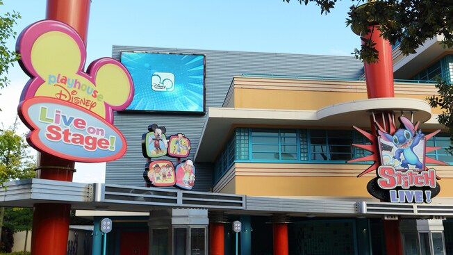 DisneyphileLIVE's tweet photo. Suivront ensuite l’apparition des spectacles Stitch Live ! et Playhouse Disney Live on Stage ! (2009). #WDS19 https://t.co/aXH0Fvm4um