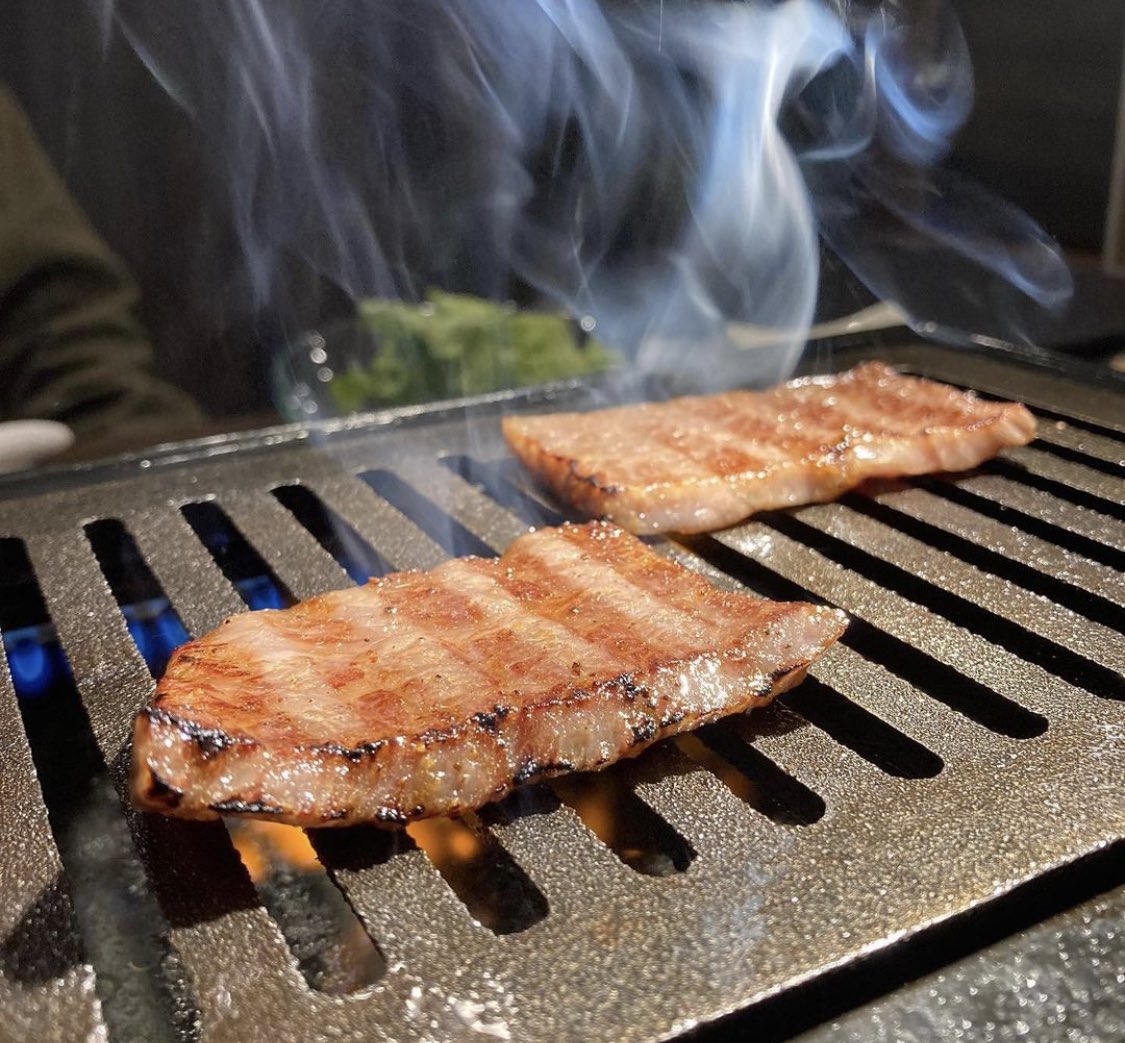 tooguru2020's tweet photo. 【焼肉哲TETSU】

東京都池袋駅徒歩5分

一切冷凍しないで、生のお肉を切って提供することを大事にしてるお店！
とにかくコスパいいのに美味しい！
個人的にはコースで行くのがおすすめ！

焼肉好きなみんなに幸あれ！ #バズりシャス
#焼肉 #哲 #TETSU #グルメ #肉 #池袋 #池袋グルメ https://t.co/LO0ctmwdXR