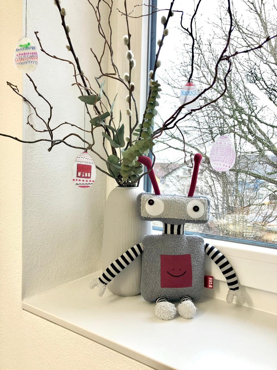 Schön langsam kann man die Frühlingsstimmung und die Vorfreude auf den Hoppelhas' auf netruG spüren. 
Mit meinen Robofreunden hab ich gestern wunderschöne und kreative Anhänger für unseren Osterstrauch gebastelt. 🐰🐣