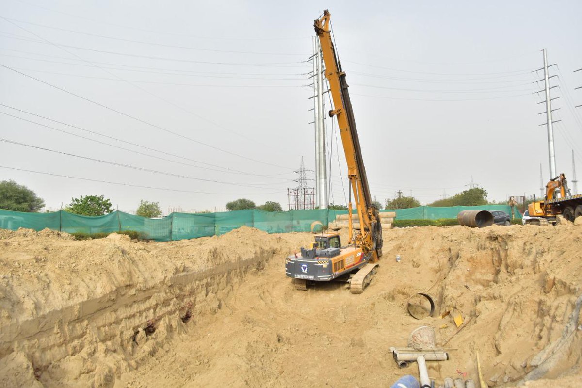 CeoNoida's tweet photo. Work in full swing at Parthala chowk where a signature bridge of 697 metres length & 6 lanes is being constructed. The cost of the project is ₹80.53 crore & it is going to be functional by end of the year 2021.
#TransformNoida
#BuildUpNoida https://t.co/h29IFT8DwX
