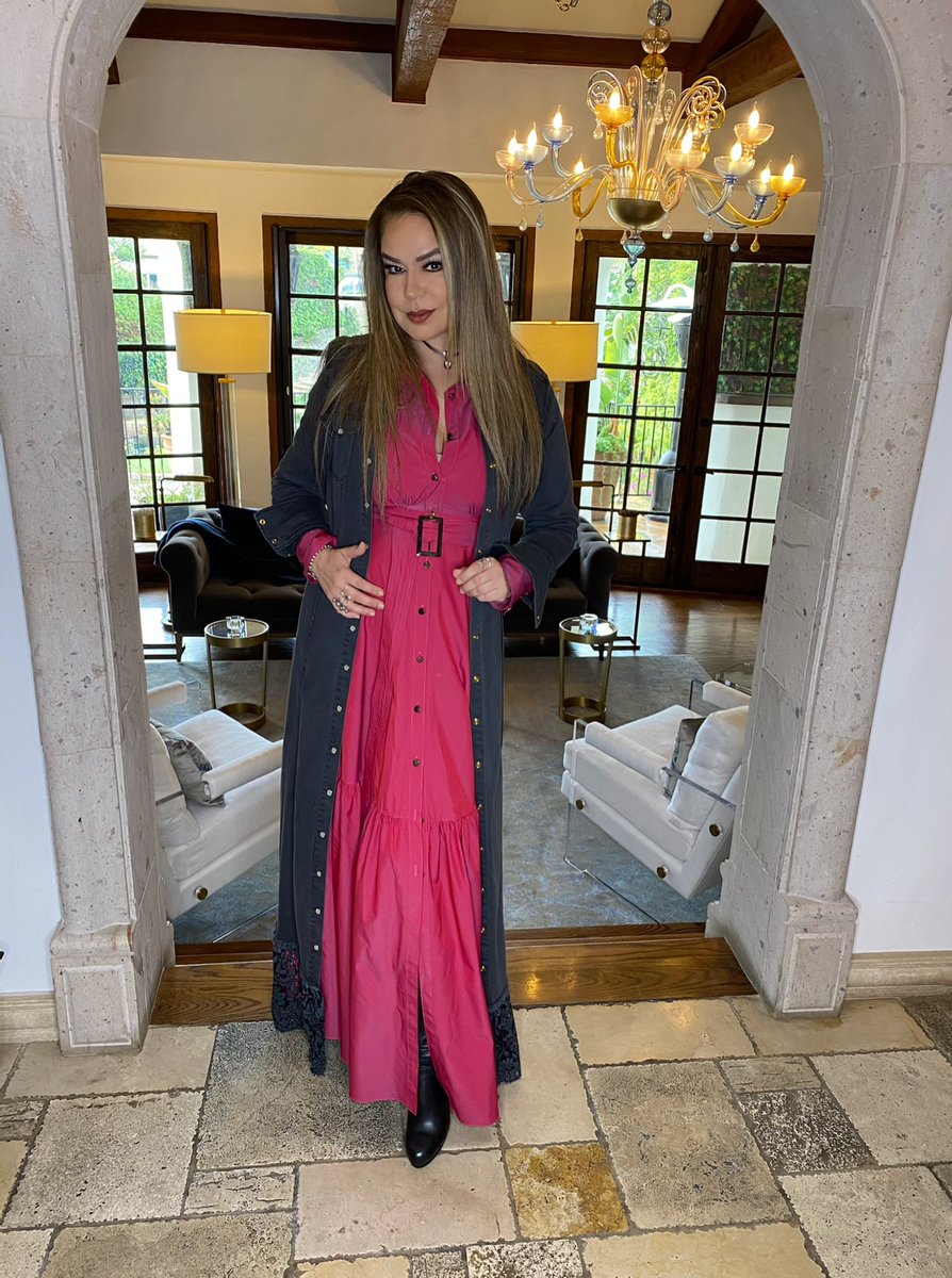 elisaberistain's tweet photo. Si escuchas una voz dentro de ti que te dice “no puedes pintar”, pinta y la voz será silenciad. Así que píntate de colores y dibújate  una feliz semana! #Fashion #Moda #Style #Fashionista #ElisaBeristain #FashionBlogger https://t.co/ebxJo3ElHy