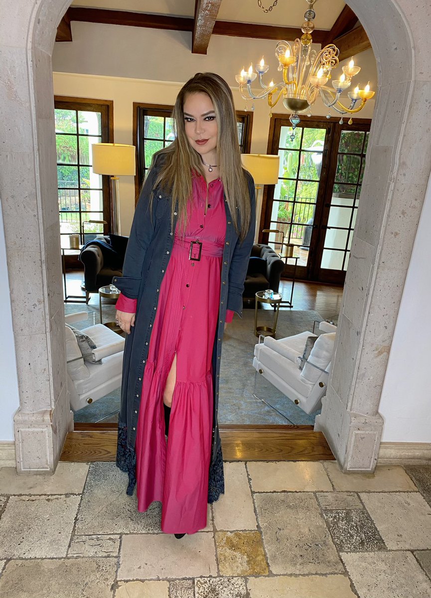 elisaberistain's tweet photo. Si escuchas una voz dentro de ti que te dice “no puedes pintar”, pinta y la voz será silenciad. Así que píntate de colores y dibújate  una feliz semana! #Fashion #Moda #Style #Fashionista #ElisaBeristain #FashionBlogger https://t.co/ebxJo3ElHy