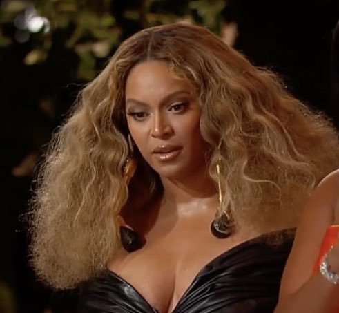 adeleiran's tweet image. 2012: Adele's '21' is #1 on worldwide iTunes, 1day after Grammys cause she won 6 awards
2017: Adele's '25' is #1 on worldwide iTunes, 1day after Grammys cause she won 5 awards
2021: Adele's '25' is #1 on worldwide iTunes, 1day after Grammys cause she didnt even attend at the show