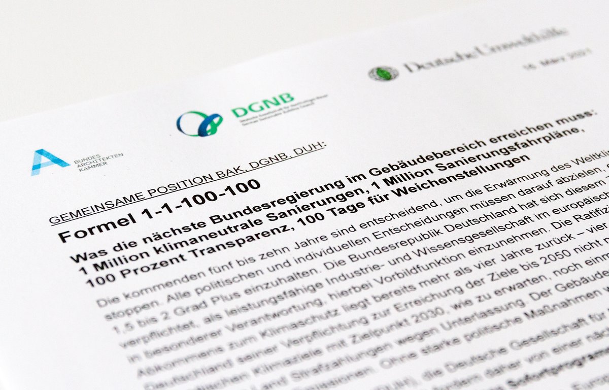 Bundesarchitektenkammer (@bak_berlin) on Twitter photo 1 Million Gebäudesanierungen pro Jahr fordern <a href="/BAK_Berlin/">Bundesarchitektenkammer</a> <a href="/DGNB_eV/">DGNB</a> und <a href="/Umwelthilfe/">Deutsche Umwelthilfe</a> im gemeinsamen Aktionsbündnis für Klimaschutz. Ohne starke politische Maßnahmen wird es nicht gehen: Gebäudesektor erreicht aktuell nicht die Klimaziele! bak.de/presse/pressem… 1 Million Gebäudesanierungen pro Jahr fordern <a href="/BAK_Berlin/">Bundesarchitektenkammer</a> <a href="/DGNB_eV/">DGNB</a> und <a href="/Umwelthilfe/">Deutsche Umwelthilfe</a> im gemeinsamen Aktionsbündnis für Klimaschutz. Ohne starke politische Maßnahmen wird es nicht gehen: Gebäudesektor erreicht aktuell nicht die Klimaziele! bak.de/presse/pressem…