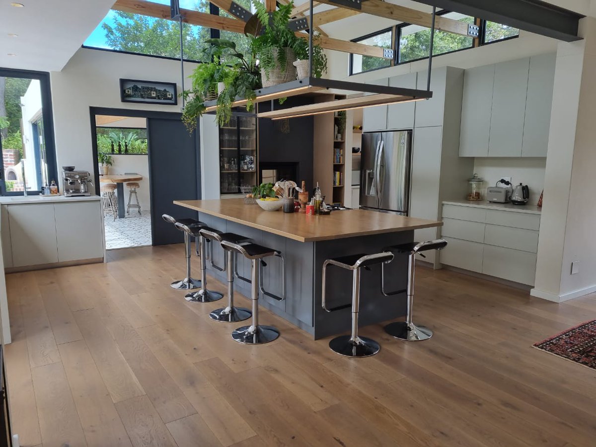 interiorfusionk's tweet photo. Constantia Living ✨ 

#KitchenSpaces 
#DarkCharcoalKitchen 
#ReverseFingerGripDucoDoors 
#ProQuartzCountertops
#SolidOakGreyStainWorktop
#WoodenWorktop
#VogueDoors 
#BlackAluminiumFrame 
#FirePlaceBench https://t.co/D9H5SQdtxO