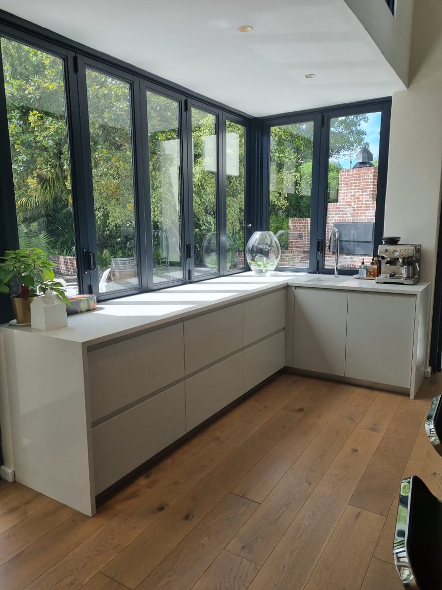 interiorfusionk's tweet photo. Constantia Living ✨ 

#KitchenSpaces 
#DarkCharcoalKitchen 
#ReverseFingerGripDucoDoors 
#ProQuartzCountertops
#SolidOakGreyStainWorktop
#WoodenWorktop
#VogueDoors 
#BlackAluminiumFrame 
#FirePlaceBench https://t.co/D9H5SQdtxO