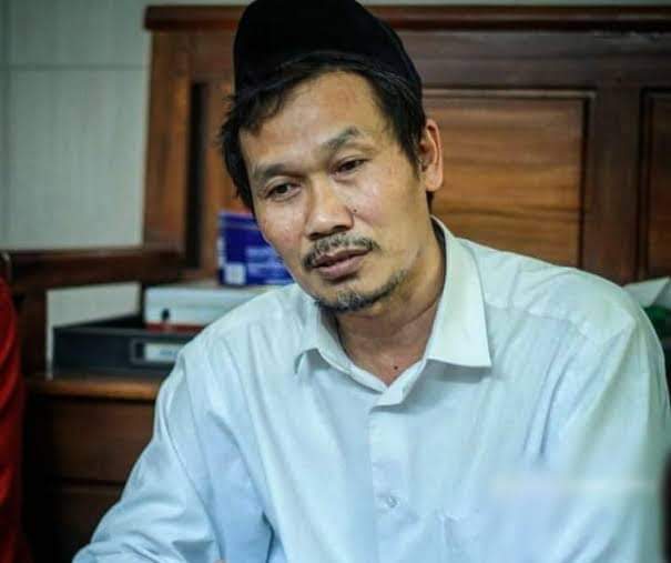 gusbahadaily's tweet image. Gus Baha&apos; &quot;Bila istrimu capek mengurus rumah &amp;amp; anak, kemudian ia Ngomel-ngomel. Maka dengarkan saja, tidak usah dijawab. Atau bila suamimu pulang kerja capek, pusing di tempat kerja dimarahi oleh atasannya. Kemudian dirumah dia Ngomel-ngomel, maka dengarkan saja jangan dibantah.&quot;