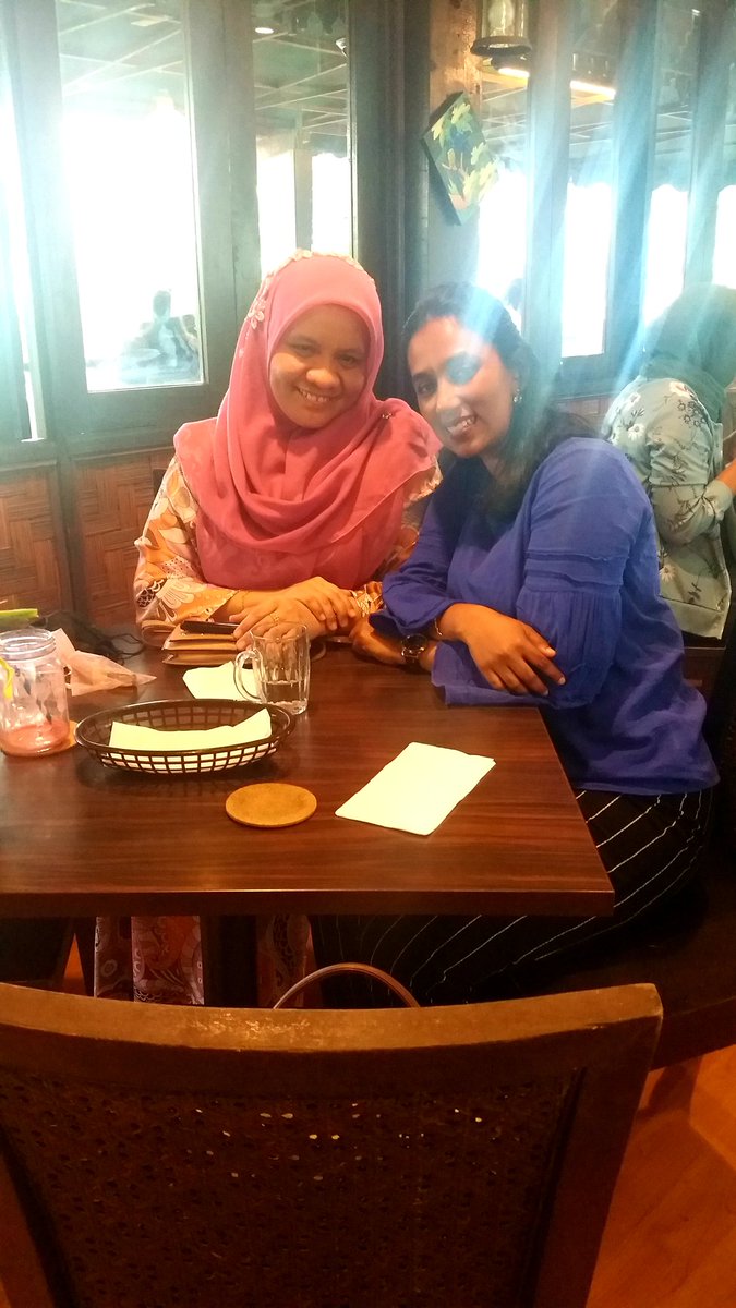 Luncheon dgn close bf sorang nih, alwayz admired her, seorang yg sgt dedikasi, berterus terang, berintegriti dlm jawatan  demi kepentingan Jabatan.Sentiasa berani bersuara dlm kebenaran dan selalu merendah diri. Bakal bergelar Doktor! Selamat Maju Jaya sahabatku! <a href="/IAinulhuda/">Ir. Ainulhuda</a>