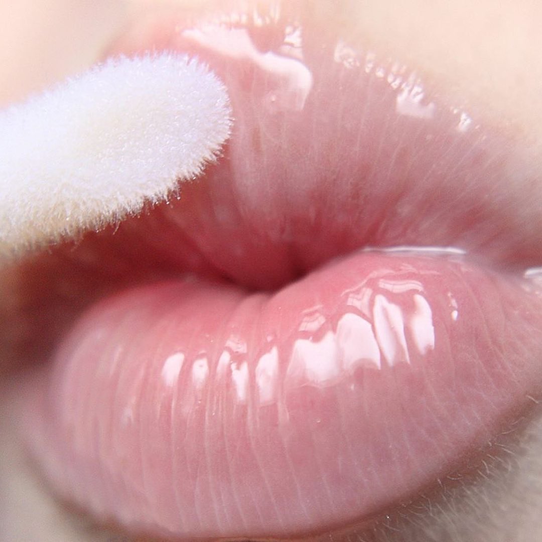 RevlonUK's tweet photo. If there were ever a reason to pucker up 💋... it’d be for #SuperLustrous #TheGloss (in Crystal Clear (200) PLUS it's #LipsAppreciationDay #lipgloss
,
Shop now at @lookfantastic : https://t.co/p2CaVCf1RH
.
📷: @tooleybeauty https://t.co/lKqMJ43jqM