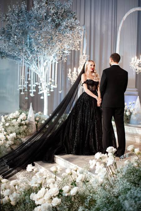 ManLike_Nesta's tweet photo. Let’s normalize black wedding dresses. https://t.co/DvzjPMWFSp