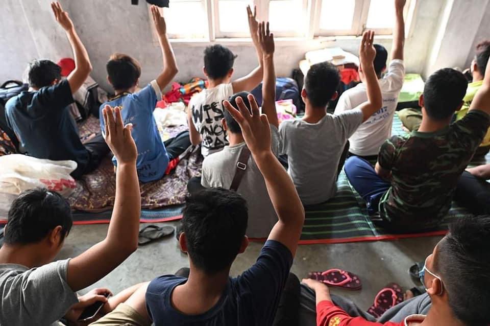 KyalSinLinOo4's tweet photo. More than 400 police and firefighters have fled to India.
 Hundreds of people are coming into  India, Mizoram state which is connected to Myanmar.
NEWS SUPPRESSION
#bbcburmese
#WhatsHappeningInMyanmar
#Mar16Coup https://t.co/EXZuzwbsuC