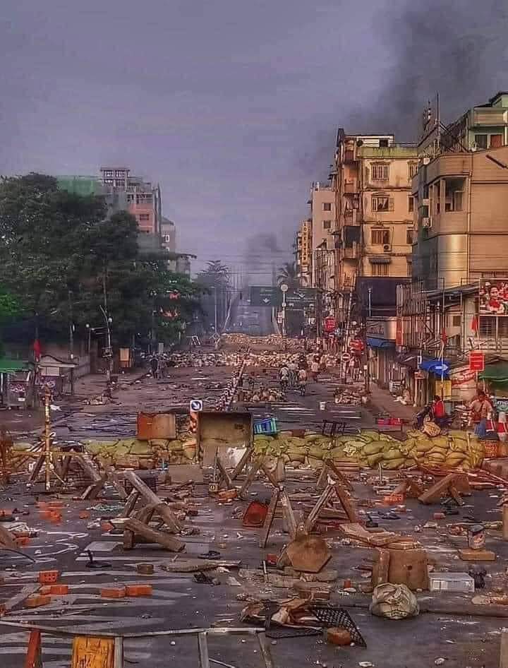 kai_nation_MM's tweet photo. Our city of Yangon is a battlefield, people are in misery every day.
Industrial workers from Hlaing Thar Yar have also returned to their hometowns. No more security and
living conditions are difficult.
#WhatsHappeningInMyanmar 
#Mar16Coup https://t.co/tMUVzMWsE0