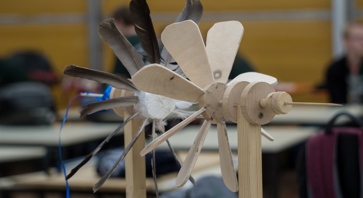 unidue's tweet photo. Keine Zeit für Langeweile: Die Aufgaben von #freestylephysics, dem großen #Schülerwettbewerb der #UDE, sind online. Was man braucht? Kreativität, Grips und ein Handy. Denn nicht nur das Ergebnis, auch der Weg dorthin sollen gefilmt und eingereicht werden. https://t.co/3vpBnTEQrE https://t.co/IIVlNF2kWC