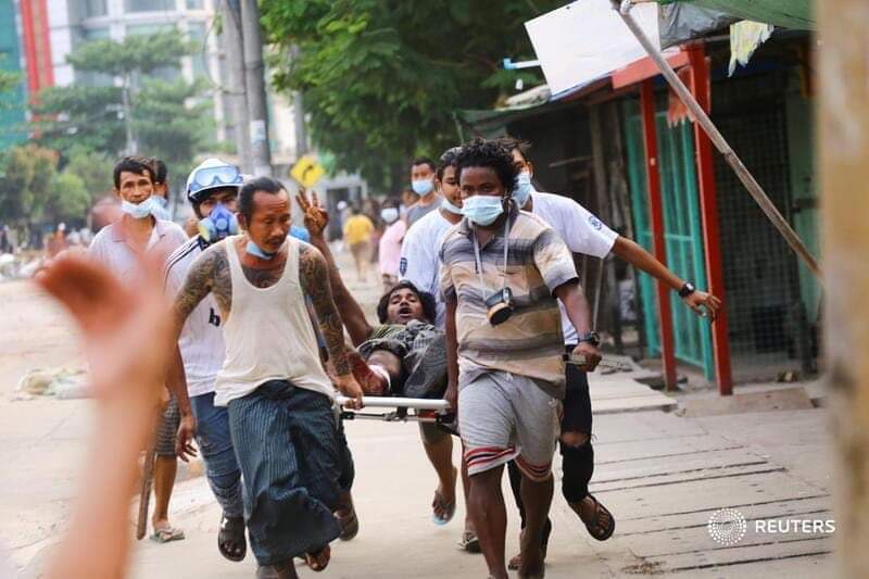 SandarT51456728's tweet photo. A man who was shot during a crackdown on anti-coup protesters shows a three-finger salute as he is helped in Thingangyun, Yangon. More photos from a deadly weekend in Myanmar.This photo was taken on March 14. #WhatsHappeningInMyanmar 
#Mar16Coup https://t.co/iBB82S9CHZ