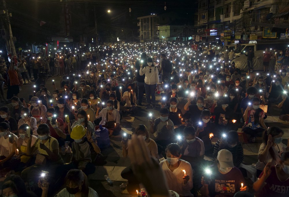 KenRoth's tweet photo. "In a new tactic, anti-coup demonstrators used the cover of darkness to hold mass candlelight vigils Saturday and Sunday nights in a Yangon commercial area that was usually the scene of their daytime protests."  Similar rallies held in Mandalay, elsewhere. https://t.co/iBF9PfiSwl https://t.co/KCET7d9vg0