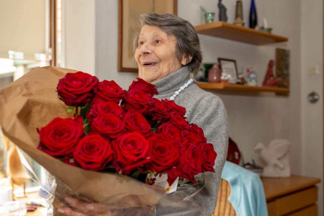 75 jaar PvdA!🌹

Mevrouw Bekhof – Bleeker uit Franeker heeft een prachtige bos rozen ontvangen. Zij is inmiddels 99 jaar en vanaf het begin trouw lid van de PVDA.  Ga stemmen mensen! Stem PvdA.🌹

📸 Hans Flaman. #trots  #GaStemmen #EerlijkeToekomst #PlanVoorNL