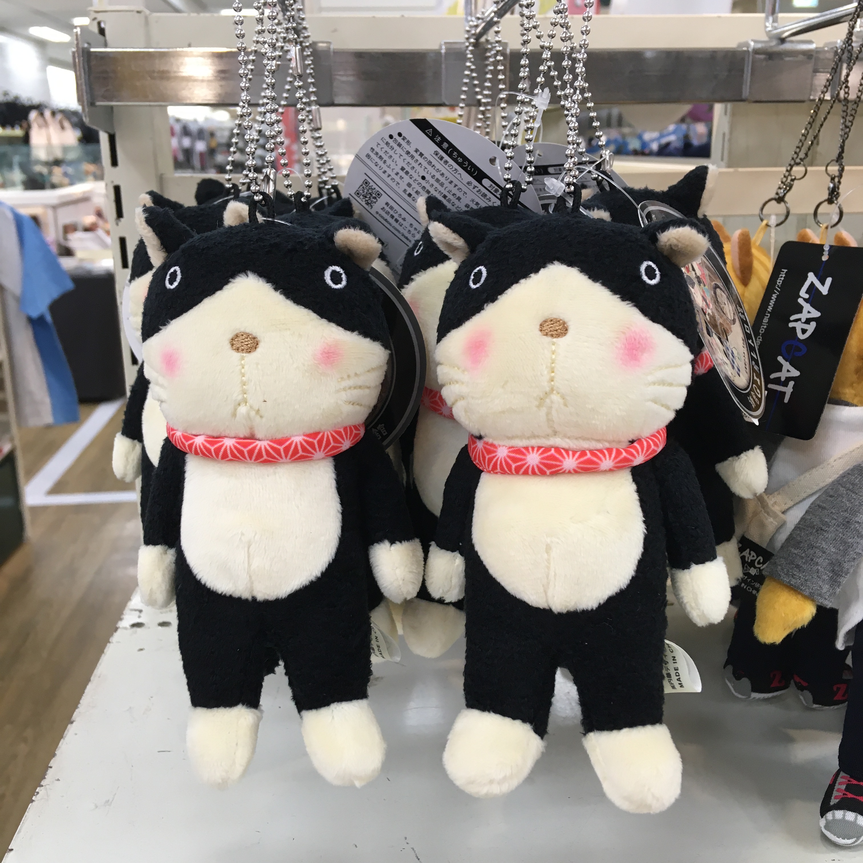 有田ひろみ・ちゃぼ Q工房　前掛けの招き猫ちゃん　左手挙げ　まねきねこ 陶芸品 有田ひろみ・ちゃぼ Q工房 前掛けの招き猫ちゃん 左手挙げ