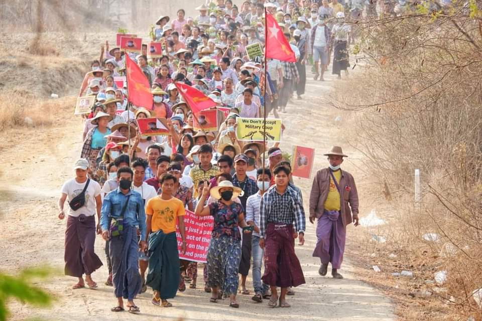 b3rry_y's tweet photo. Protesting against Military Coup in Myaing, Magway Region.Several crackdowns in Myanmar everyday, but the brave protestors will never Give Up!!
NEWS SUPPRESSION
#WhatsHappeningInMyanmar
#Mar16Coup https://t.co/Q9rFxld7aC