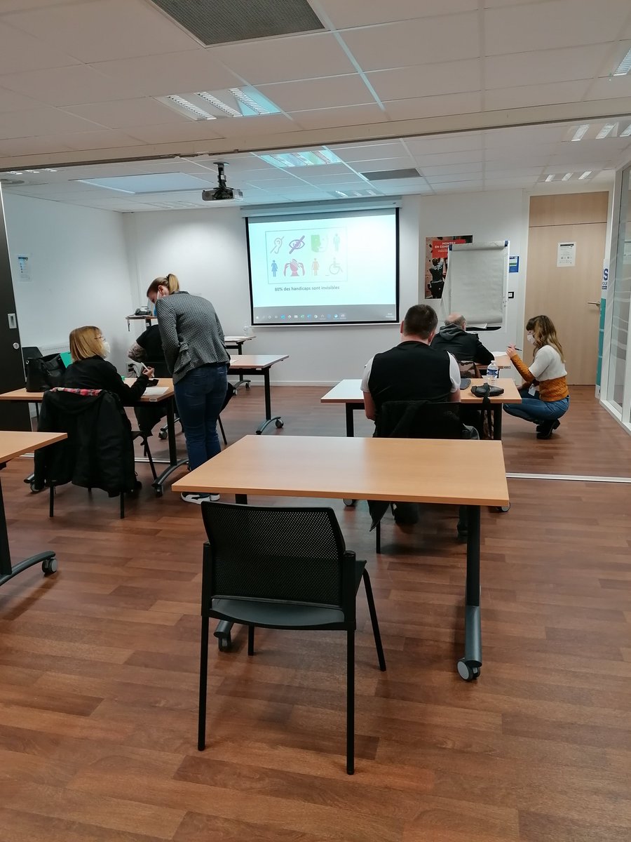 En direct du #Pôleemploi de #Somain, 1er atelier "faisceaux d'indices", pour un diagnostic renforcé, pour 5 demandeurs d'emplois, en situation de handicap. <a href="/CapEmploi59LMD/">Cap Emploi 59 Lille</a> et #Pôleemploi. 
<a href="/JasniakSandrine/">Sandrine MASSON (JASNIAK)</a>