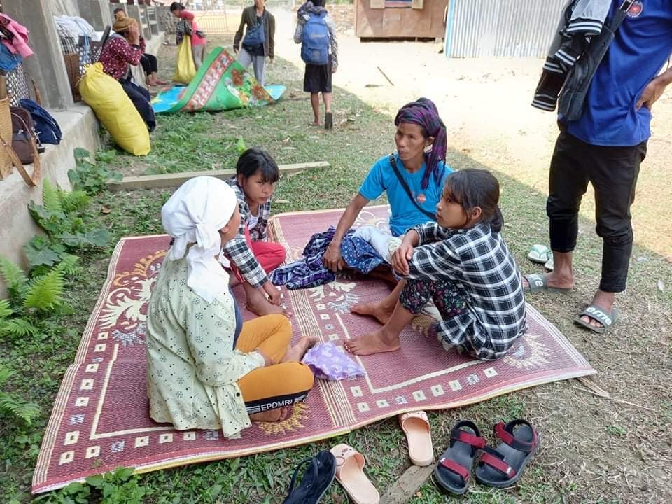 Residents of Gwi Htau Village in Injangyang Township in Myitkyina, #Kachin State fled to an area near the confluence of Myanmar’s #IrrawaddyRiver as clashes between the Kachin Independence Army (KIA) and the Myanmar military resumed on Monday. (Photo: Kachinwaves)