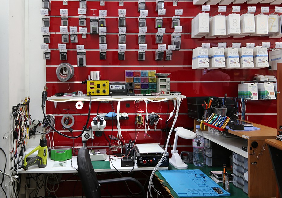 📔📱🛠 On vous l'avait teasé, <a href="/nicolasnova/">nicolasnova</a> a écrit un bouquin avec Anaïs Bloch sur les boutiques de réparation de smatrphone en Suisse. Après 2 ans d'enqûete, ça a donné une sublime édition, et l'on a évidemment interviewé ! pop-up-urbain.com/operation-diss…