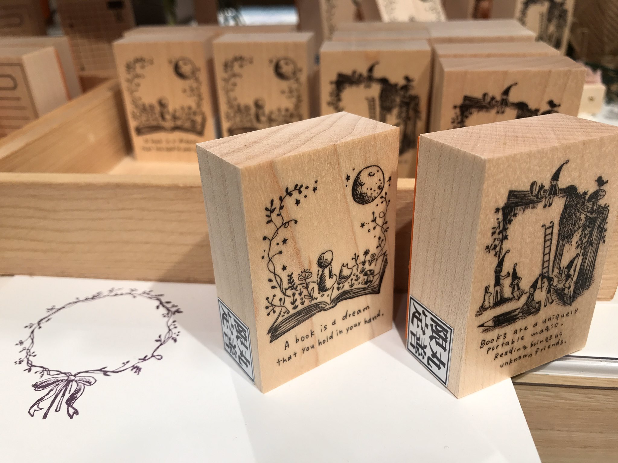丸善 アスナル金山店 文具 7人の作家スタンプ展 開催中 作家さんをお一人ずつご紹介します 本日は くぼみの木 さん 丸善限定のスタンプが大好評 本の中からお話が飛び出す幻想的なイメージが素敵です くぼみの木 T Co Wam2vr1rrs