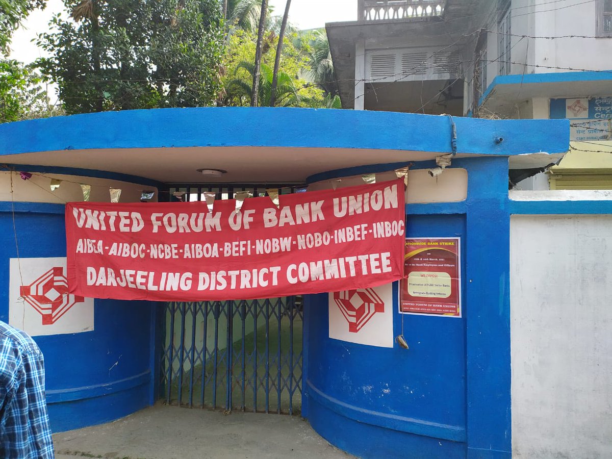 Dipankar_cpiml's tweet image. On the second day of #BankStrike, @cpimlliberation MLAs Manoj Manzil, Mahanand, Rambali Yadav and Sandeep Saurabh express solidarity with striking bank employees in Patna. Across India, TU activists and citizens join bank employees in the common battle against privatisation.