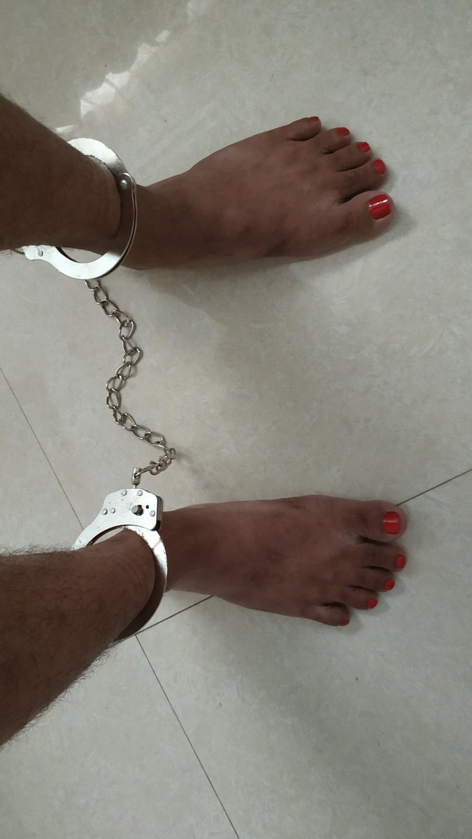 thawtar25's tweet photo. red nail feet locked with leg-cuff.
#legcuff #sissy https://t.co/F19Ho20ta1