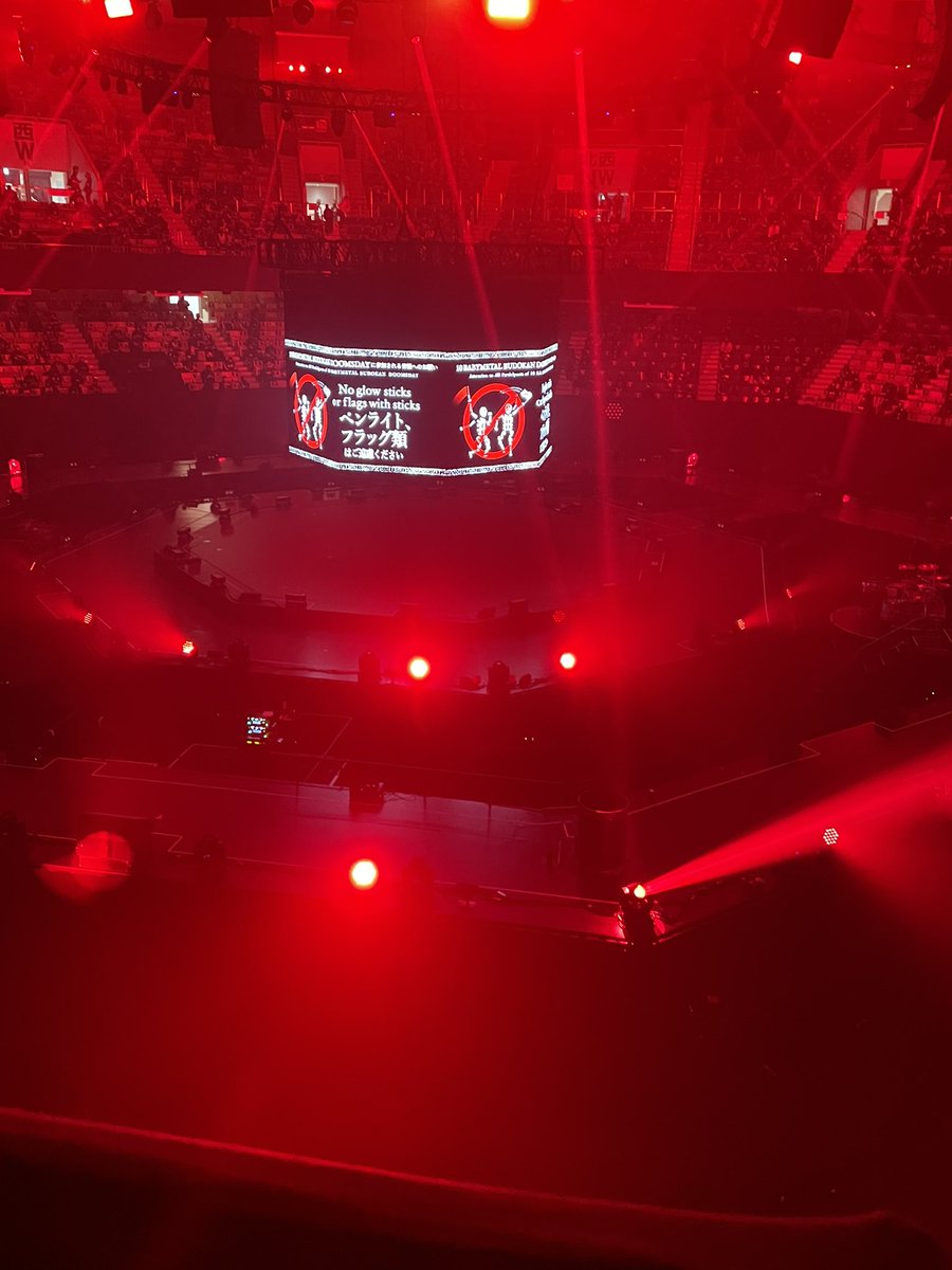 SAWA_METAL's tweet photo. 1回目の時と同じ南東……。
4回連続ナナメですな。
2分の1の確率なんだけどなぁ。
正面見たかった😞

まぁ、でもA列なんで贅沢言ってはいけないですね💦

#BABYMETAL #日本武道館 https://t.co/P2o03QtGlb
