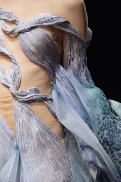 LAVIDAPRADA's tweet photo. iris van herpen ss20 couture details https://t.co/ICYjNprEwn