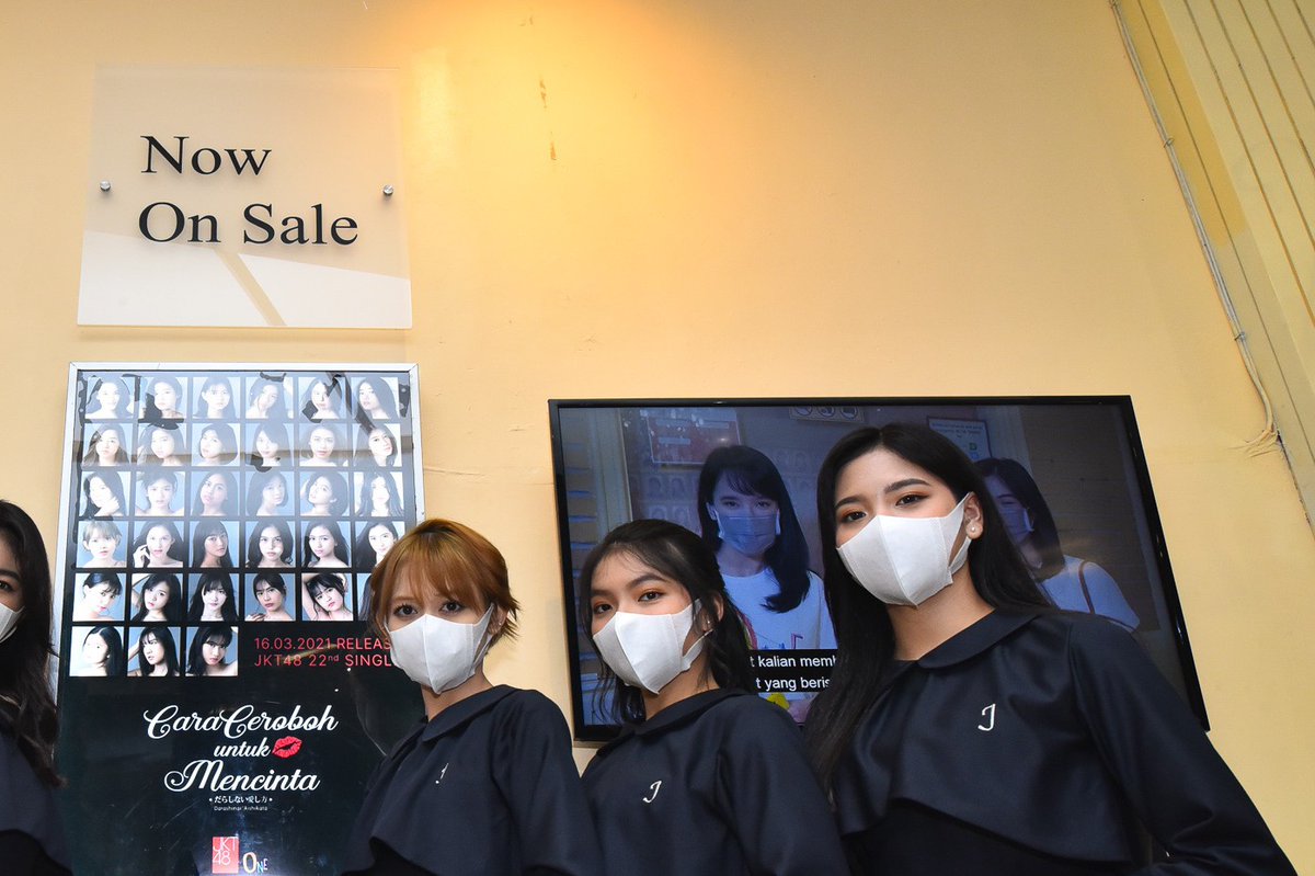 bchsr_'s tweet photo. @officialJKT48 Si pemantau idol sedang bekerja. https://t.co/VvU3jkL6vd