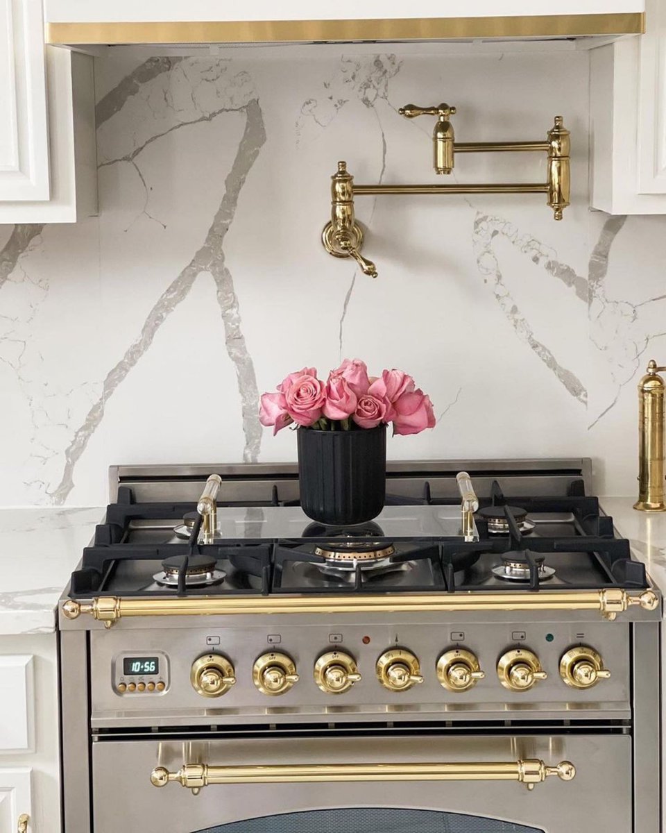 ILVEAppliances's tweet photo. Fall in love with silver and gold ✨

This cooker has an incredible 15 different oven functions, including the quick start, which heats the oven to 200 degrees in just 6 minutes!

Credit: (IG)maricelalopezdesign

#ILVEAppliances #rangecooker #kitchen #kitchendesign #homedecor https://t.co/Qgl5L0WTKB