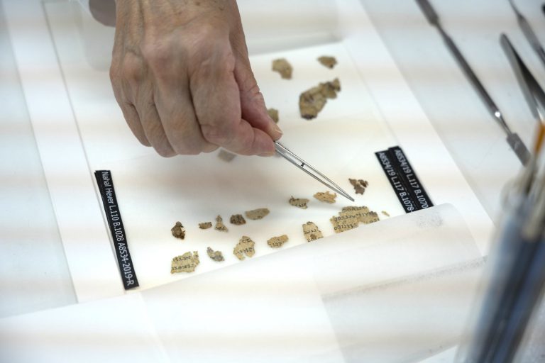 إسرائيل تغرد : مكتشف تاريخي مدوي: قصاصات من جلد لمخطوطات من الكتاب المقدس عمرها حوالي 2000 عام تعود لفترة ثورة بار …