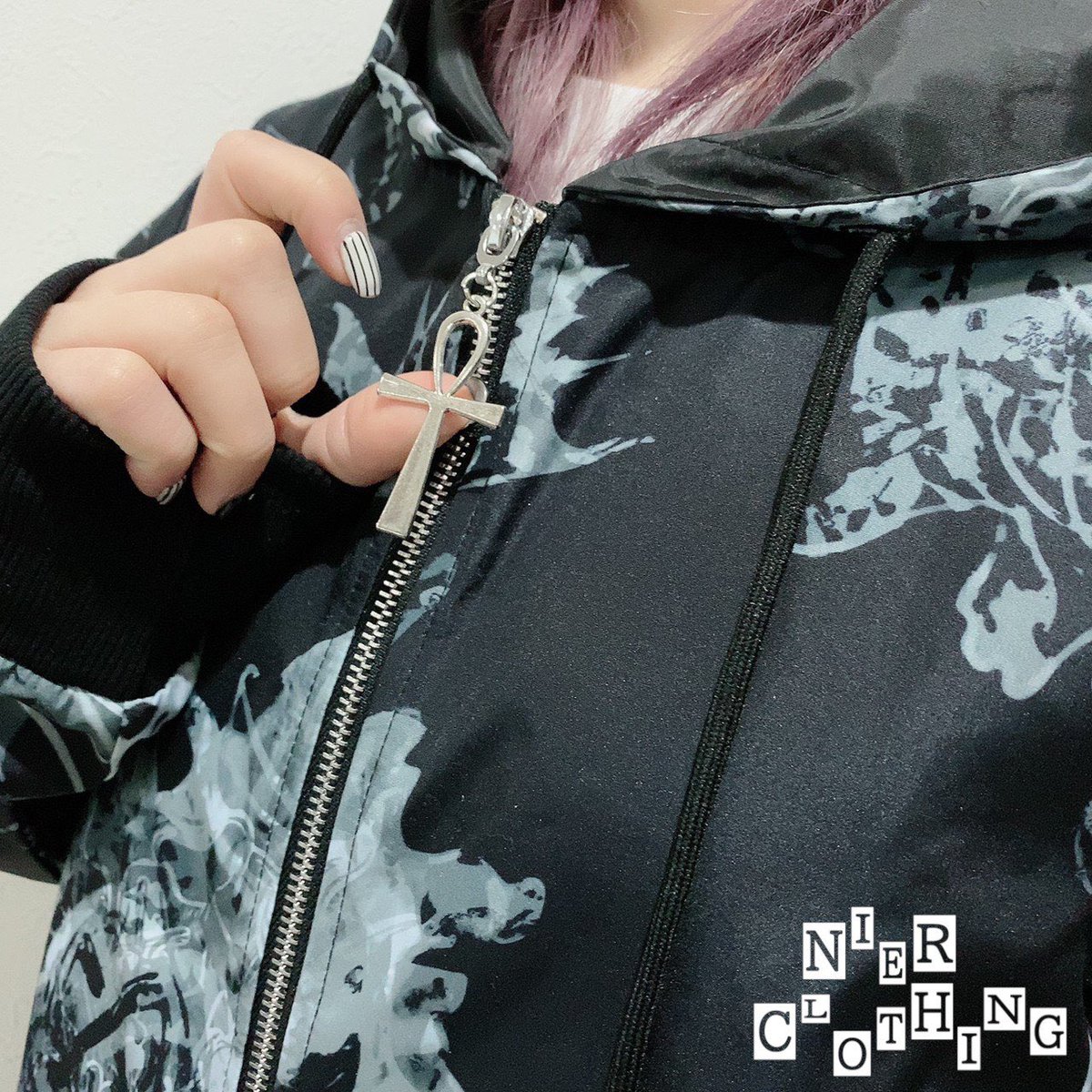 NieR_tokyo's tweet photo. 🎁本日〆切プレゼント企画🎁

【黒彼岸花WIND BREAKER】

🎁4名様にプレゼント🎁

ユニセックスアイテムです🐰

◼応募方法
フォロー(@NieR_tokyo) &amp; RT
◼締切〆  本日24時

※鍵垢の方も対象内です。
こちらの商品は〆切後販売予定となります。
是非ご参加ください🙇‍♂️🙇‍♀️ https://t.co/nQGowOJQHj